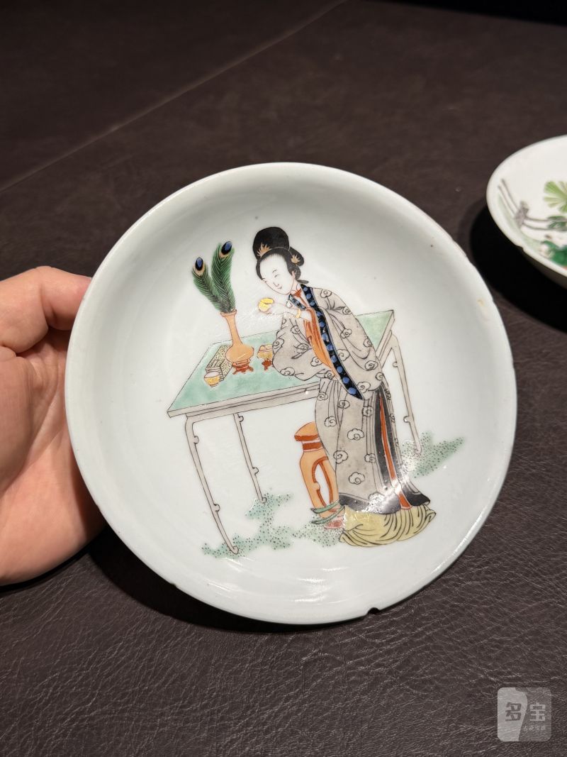 清康熙 五彩庭院仕女图盘一对 - 图5